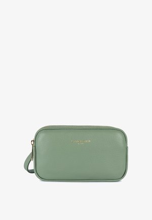 Clutch in pelle verde con logo dorato, chiusura lampo e tracolla, caratterizzato da una superficie liscia e forma rettangolare.
