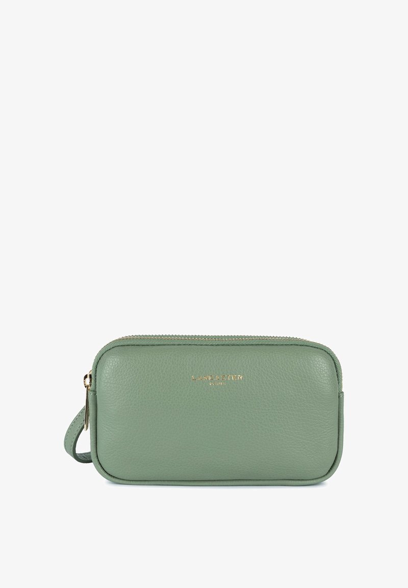 Clutch in pelle verde con logo dorato, chiusura lampo e tracolla, caratterizzato da una superficie liscia e forma rettangolare.