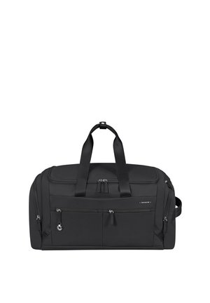 Schwarze rechteckige Sporttasche mit zwei Griffen, mehreren Reißverschlusstaschen vorne und an den Seiten sowie einem kleinen Markenlogo auf der rechten Vorderseite.