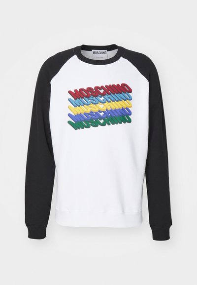 Biała bluza z czarnymi rękawami raglanowymi, z nadrukowanym nałożonym tekstem "MOSCHINO" w kolorach czerwonym, niebieskim, żółtym, zielonym i czarnym. Miękki materiał bawełniany.
