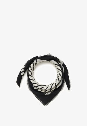 Sort og hvidt tørklæde med diagonale striber og frynset kanter, foldet i en cirkelform på en hvid baggrund.