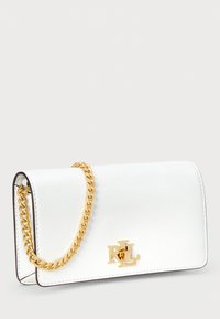Borsa a tracolla bianca in pelle con tracolla a catena dorata, caratterizzata da un accento con logo dorato sulla parte anteriore e dettagli di cucitura discreti.