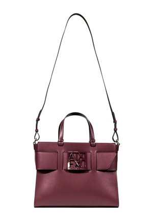Borsa in pelle borgogna con due manici corti, una lunga tracolla regolabile e un flap anteriore con una fibbia metallica con logo.