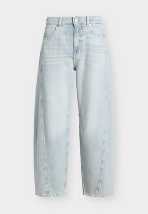 Ανοιχτό μπλε τζιν παντελόνι με φαρδύ μπατζάκι, ψηλή μέση, κούμπωμα με κουμπί και φερμουάρ, και διακριτικές φθορές.