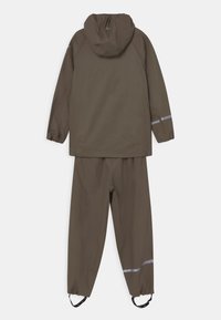 Bruine waterdichte regenjas met een capuchon, elastische manchetten en bijpassende broek; voorzien van reflecterende strips op de mouwen en de benen.