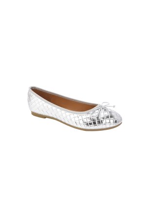 Ballerina trapuntata argento con un piccolo fiocco sopra e suola beige, mostrata su sfondo bianco.