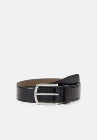 Ceinture en cuir noir avec une boucle rectangulaire en argent brillant, dotée d'un détail de couture le long des bords et d'une texture lisse.
