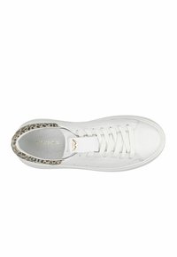 Weiße Leder-Sneaker mit strukturierten Tierdruckakzenten an der Ferse, flachen Schnürsenkeln und einem goldenen Logo auf der Lasche. Glattes Innenfutter.