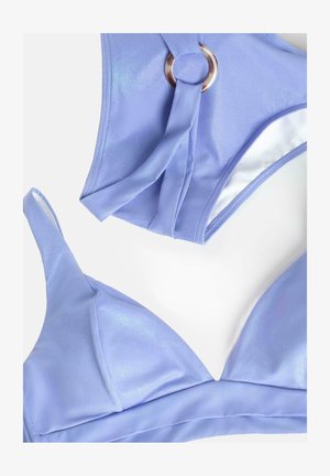 Jasnofioletowy stanik bikini z miękkiego materiału, trójkątnymi miseczkami, cienkimi ramiączkami i okrągłym złotym akcentem z boku. Gładka tekstura i prosty design.