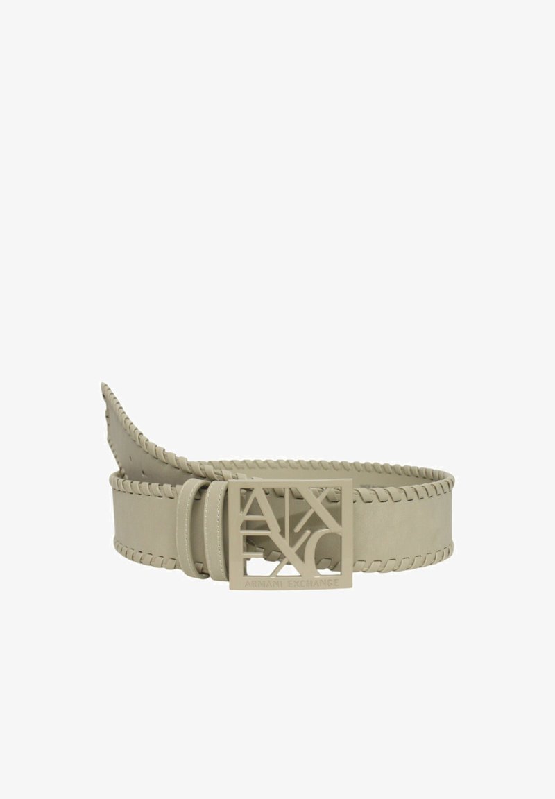 Cintura in pelle beige con design intrecciato, fibbia rettangolare con lettere ritagliate "AX" e "EX", e cuciture sui bordi.