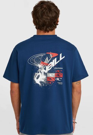 Tmavomodré bavlnené tričko s grafickými motívmi v bielej a červenej farbe, vrátane názvu značky "O'Neill" a abstraktných vzorov vĺn.