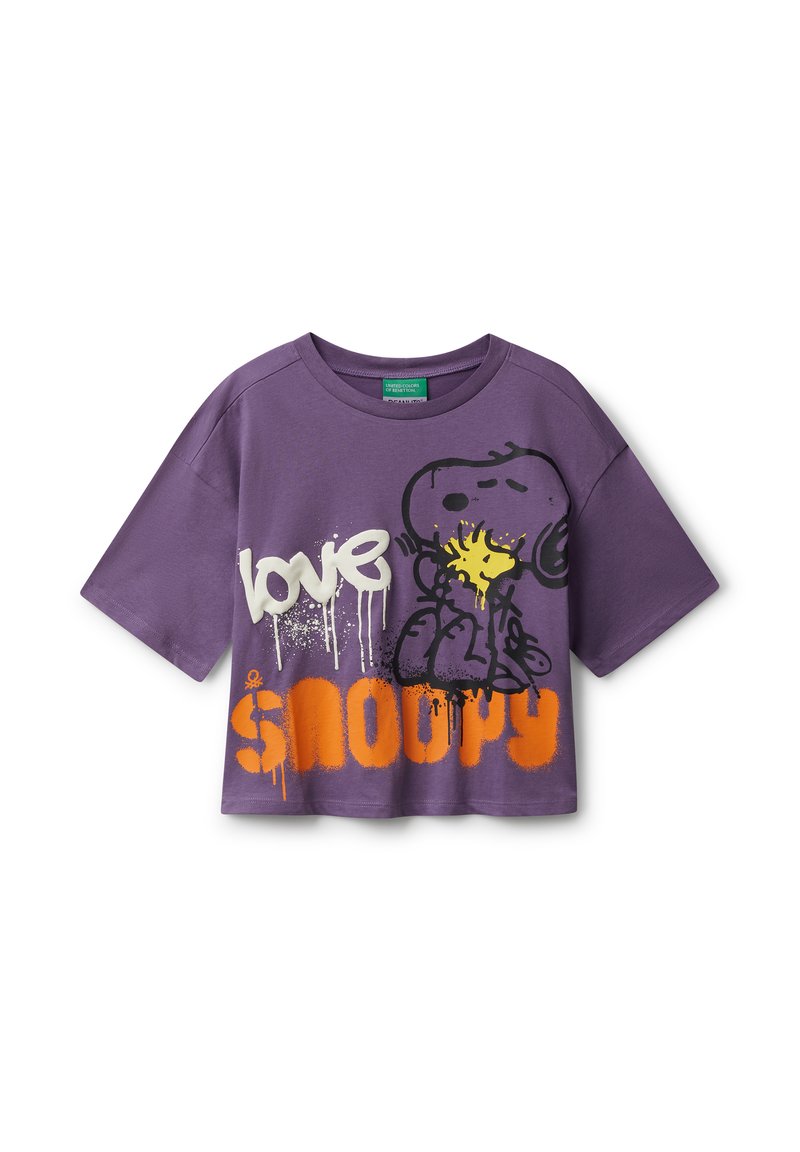 Fialové zkrácené tričko s grafikou Snoopyho objímajícího Woodstока a nápisem "love SNOOPY" ve stylu bílého a oranžového rozstřiku barvy.