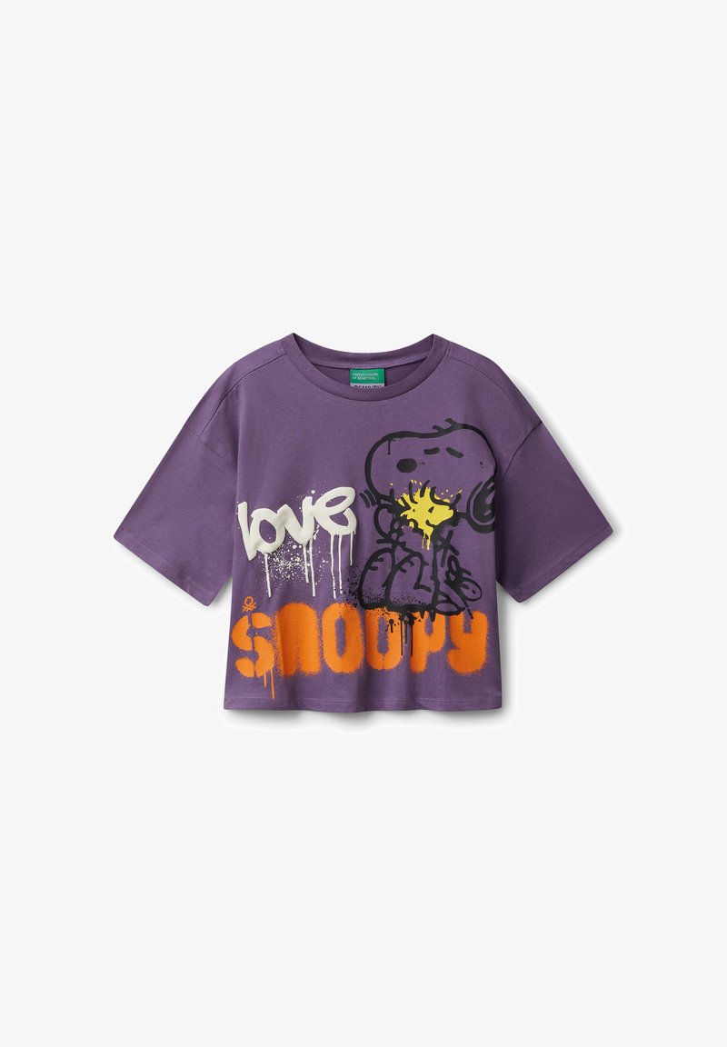 Fialové zkrácené tričko s grafikou Snoopyho objímajícího Woodstока a nápisem "love SNOOPY" ve stylu bílého a oranžového rozstřiku barvy.