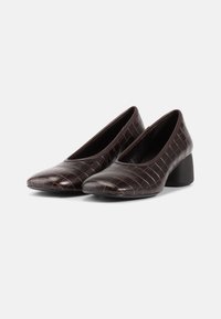 Pantofi cu toc de culoare maro închis, cu un model texturat de crocov, bot ascuțit și toc bloc robust. Interior neted pentru confort.
