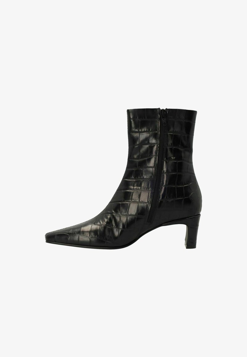 Bottine noire en cuir embossé crocodile, bout pointu, fermeture éclair latérale et petit talon kitten.