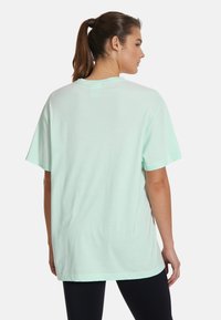 SQUATPROOF LOGO MID PUMP COVER - T-shirt med print - light blue