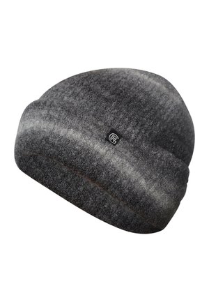 Hombre con camiseta de manga larga gris oscuro y gorro de punto gris, mirando hacia adelante con expresión neutral sobre fondo blanco liso.