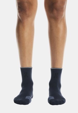 On, PERFORMANCE RUN SOCK MID UNISEX - Športové ponožky - navy   navy