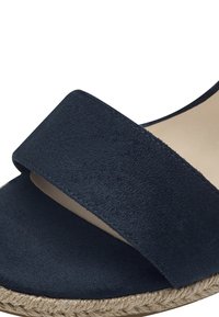 Námořnické modré semišové sandály se širokým páskem přes nohu a espadrilovou podrážkou obalenou jutou. Hladký povrch s minimalistickým designem.