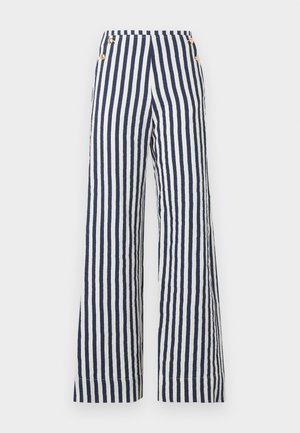 Παντελόνια με ψηλή μέση και φαρδιά πόδια, με κάθετες ναυτικές μπλε και λευκές ρίγες και χρυσά κουμπιά στις πλαϊνές πλευρές της μέσης.