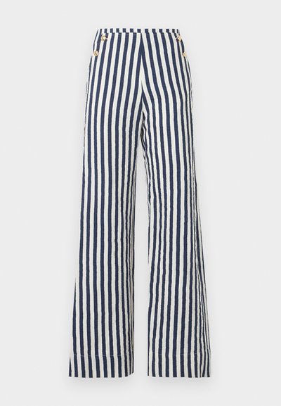 Παντελόνια με ψηλή μέση και φαρδιά πόδια, με κάθετες ναυτικές μπλε και λευκές ρίγες και χρυσά κουμπιά στις πλαϊνές πλευρές της μέσης.