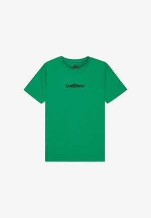 Zelené tričko s krátkym rukávom, s čiernym logom a textom Quiksilver umiestneným v strede na hrudi, okrúhly výstrih, jednoliate pozadie.