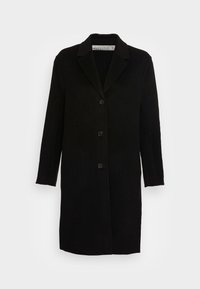 Cappotto nero in lana con colletto a lancia, maniche lunghe e cinque bottoni frontali. Design semplice e sartoriale con una texture liscia.