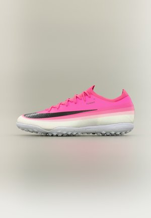 Nízky profil ružovo-biela športová obuv Nike Flyknit s čiernym logo a textúrovanou podrážkou, zobrazená z ľavej bočnej strany.