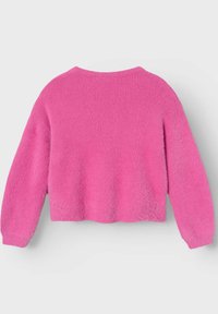 Maglione rosa morbido con scollatura rotonda, spalle cadenti e lunghezza cropped, caratterizzato da una texture a coste su tutto il tessuto.