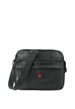 Zwarte crossbodytas met verstelbare riem, voorvak met ritssluiting en een klein rood-zwart vierkant logo in het midden.