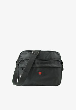 Zwarte crossbodytas met verstelbare riem, voorvak met ritssluiting en een klein rood-zwart vierkant logo in het midden.