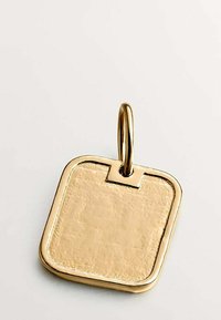 Colgante cuadrado de oro con bordes redondeados y superficie texturada, que cuenta con un pequeño lazo para fijarlo a una cadena o collar.