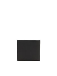 Fekete bőr pénztárca, két hajtású dizájn, sima felület, lekerekített élek, minimális varrás, kompakt méret, látható logó vagy díszítés nélkül.