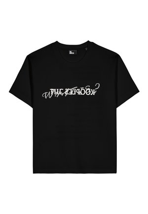 Czarny bawełniany t-shirt z okrągłym dekoltem. Z przodu biały napis z zniekształconym wzorem słów na wysokości piersi. Krótkie rękawy.