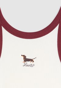 Hvit ribbet tanktopp med maroon detaljer, med en brodert dachsdesign og "Levi's" logo under.