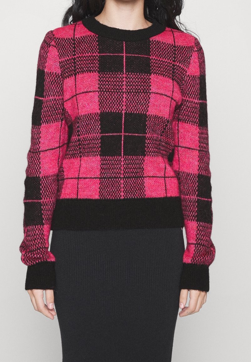 Rosa-schwarz karierter Pullover mit rundem Ausschnitt, Rippbündchen an den Ärmeln und am Saum. Weiche Textur, figurbetontes Design mit markanten Karomustern.