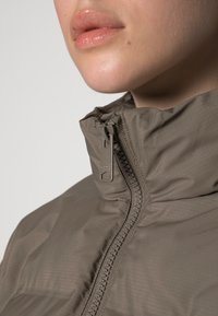 Weekday PROMIS SHORT PUFFER JACKET - Casaco de inverno - dark khaki