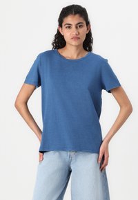Blå crew neck t-skjorte i et mykt, lett materiale; har korte ermer og en avslappet passform, komplementert av et enkelt design.