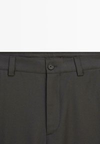 Graue Hosen mit glatter Textur, Knopfverschluss und sauberem, strukturiertem Design. Der Stoff wirkt leicht mit dezenten Nahtdetails.