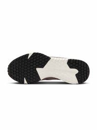 Suola di sneaker con un battistrada in gomma nera a motivo, intersuola bianca e parte superiore multitexturizzata in tonalità di marrone e grigio.