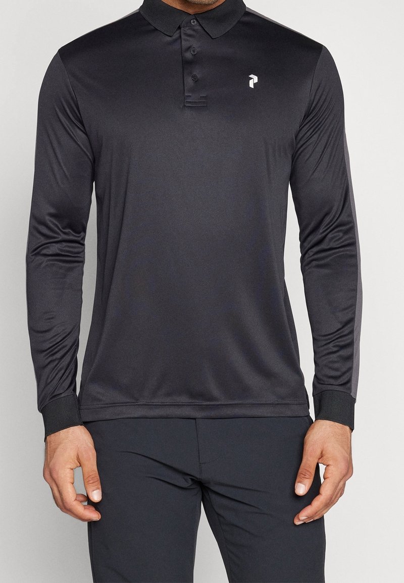 Polo a maniche lunghe di colore nero realizzato in tessuto morbido, con una chiusura a tre bottoni e un piccolo logo bianco sul petto.