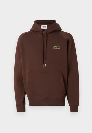 Bruine hoodie met voorzak, trekkoorden en kleine groene tekst "the new originals" op de borst.