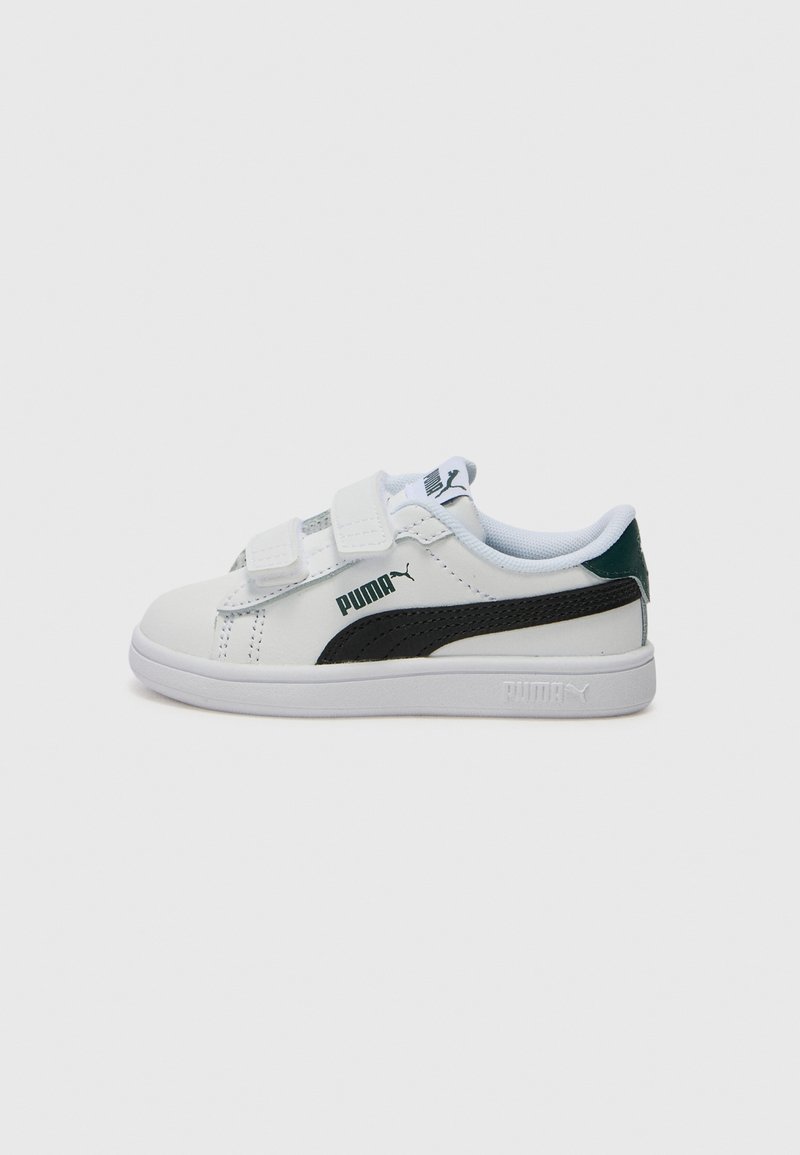 Zapatilla blanca con acentos en negro y verde, con correas de velcro, parte superior sintética suave y suela de goma con el logotipo de "PUMA".