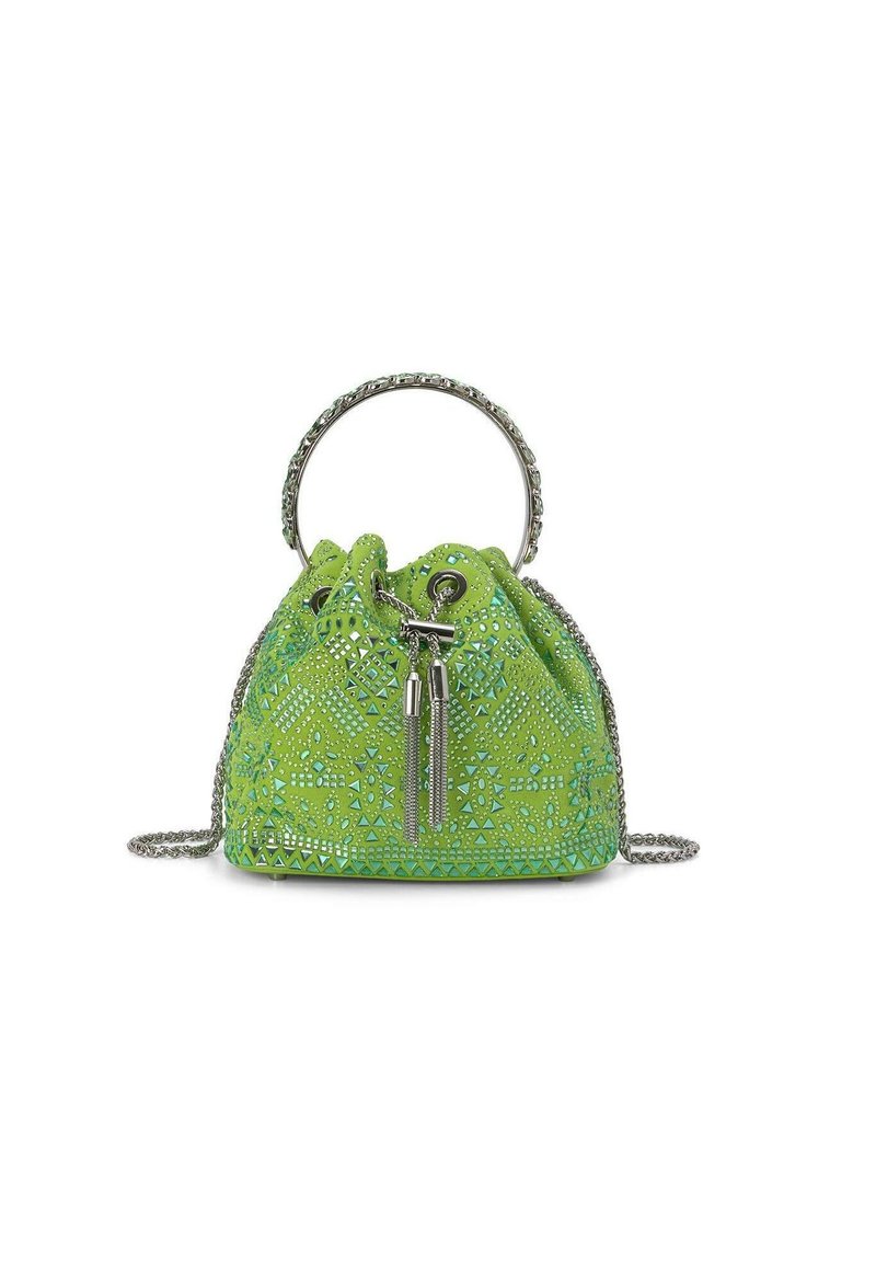Bolso de cubo de encaje verde con cordón y detalles metálicos, y un asa de cadena. Presenta patrones geométricos y borlas decorativas.