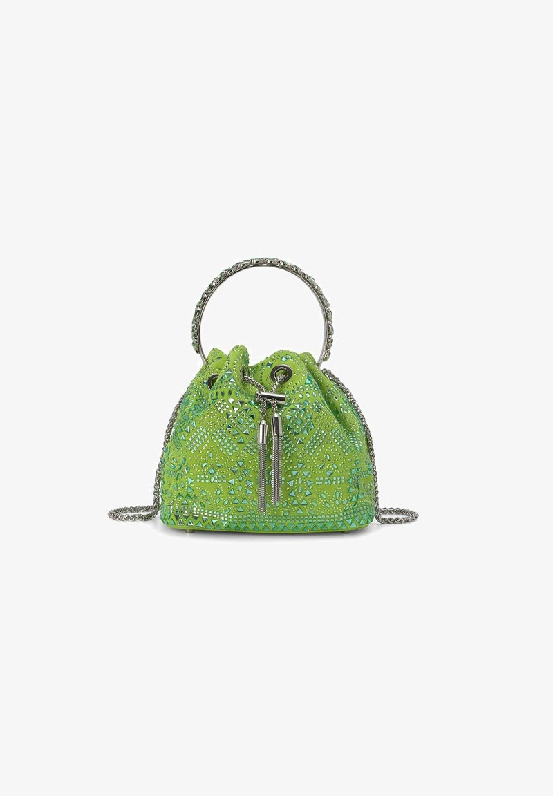 Bolso de cubo de encaje verde con cordón y detalles metálicos, y un asa de cadena. Presenta patrones geométricos y borlas decorativas.