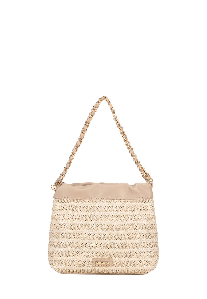 Beige geweven tas met een gladde, tan bovenkant, voorzien van een kettingband. Gelaagd geweven patroon en een logo plaat aan de voorkant.