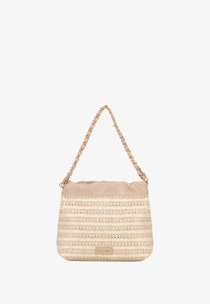 Borsa intrecciata beige con parte superiore liscia color nocciola, dotata di una tracolla a catena. Motivo intrecciato testurizzato e placca con logo sul fronte.