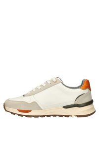 Schoen met een wit leren body, beige suède accenten, oranje en olijfgroene highlights, gestructureerde zool en ronde veters.