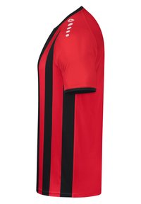 Maglietta sportiva rossa a maniche corte con strisce verticali nere, scollo rotondo e dettagli sulle spalle grigi, realizzata in tessuto traspirante.