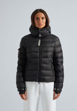 Schwarze Daunenjacke mit hohem Kragen, Reißverschluss vorne und zwei Seitentaschen. Verfügt über gerippte Manschetten und ein strukturiertes, gestepptes Design.